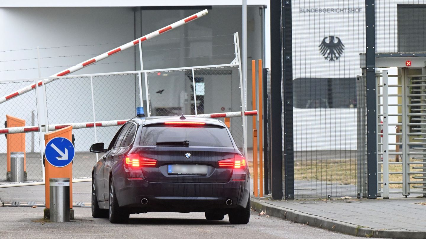 Die Bundesanwaltschaft ließ die Beschuldigten zum Bundesgerichtshof nach Karlsruhe bringen. Foto: Uli Deck/dpa