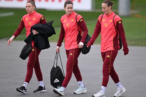 Die Neu-Leverkusenerin Rafaela Borggräfe (links) im Kreis der Nationaltorhüterinnen. (Archivbild). Foto: Arne Dedert/dpa