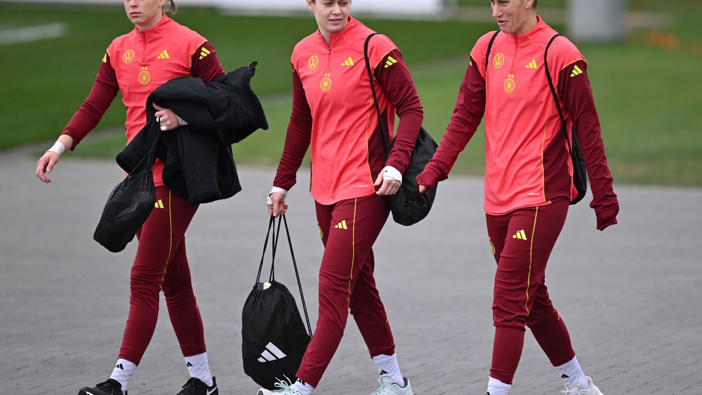 Die Neu-Leverkusenerin Rafaela Borggräfe (links) im Kreis der Nationaltorhüterinnen. (Archivbild). Foto: Arne Dedert/dpa