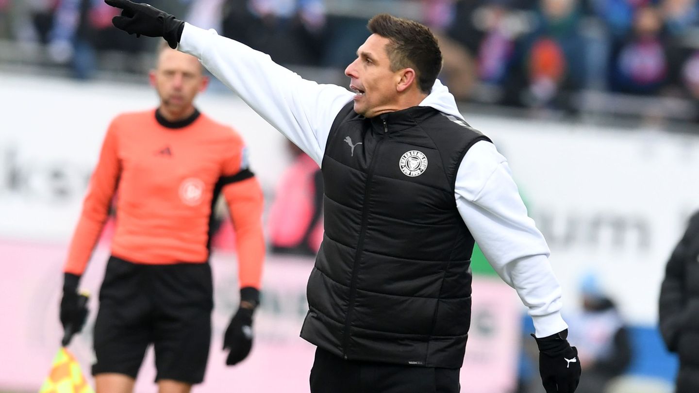 Kiels Trainer Marcel Rapp. Foto: Daniel Bockwoldt/dpa