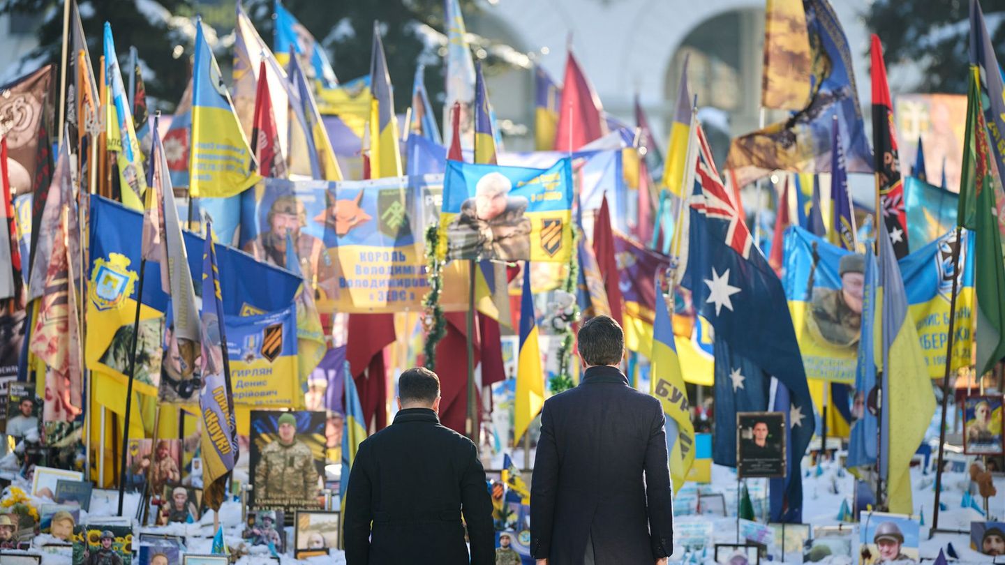 Selenskyj und Rutte bei der Gedenkfeier am Denkmal für gefallene Soldaten