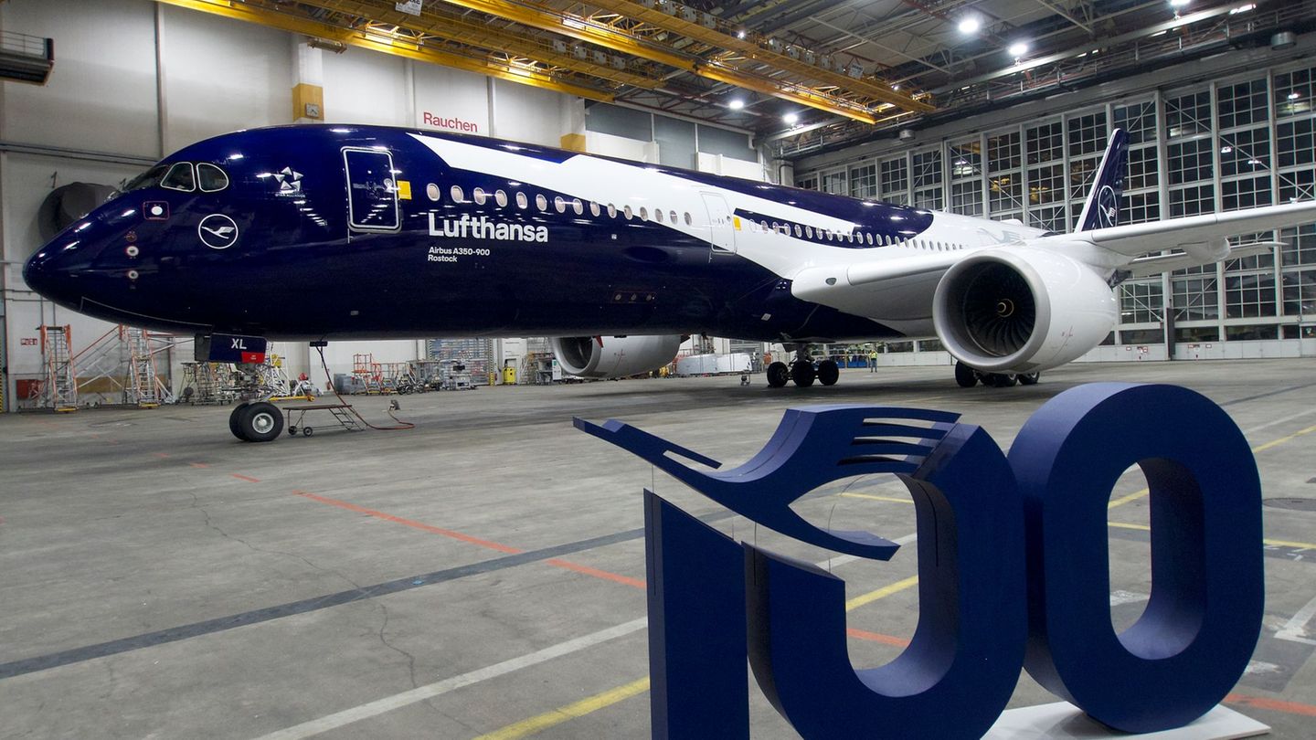 Frischer Lack für einen Lufthansa-Airbus: Die Fluggesellschaft feiert das Jubiläum ihres hundertjährigen Bestehens. Foto: Carste