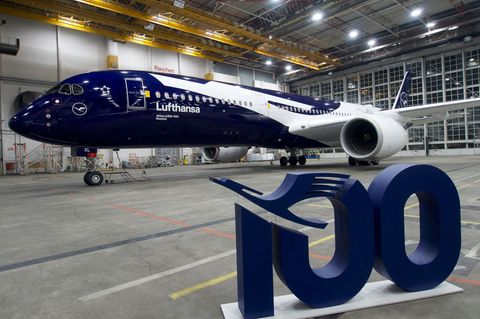 Frischer Lack für einen Lufthansa-Airbus: Die Fluggesellschaft feiert das Jubiläum ihres hundertjährigen Bestehens. Foto: Carste