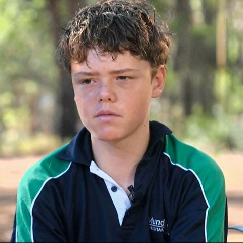 Ein weißer Teenager mit rotbraunem, gelocktem Haar sitzt in Australien in einem TV-Interview