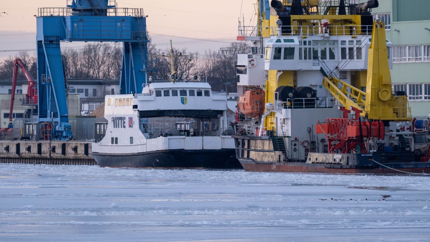 Urlauber, die auf die Insel Hiddensee wollen, müssen sich weiter gedulden. Die Fähre "Vitte" befindet sich weiter in Stralsund.