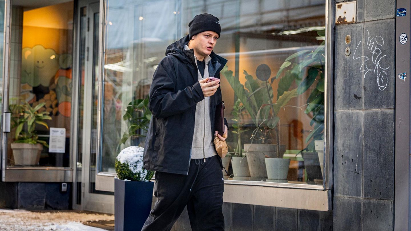 Marius Borg Hoiby auf dem Gehweg in Oslo, auf dem Weg zu seinen Anwälten