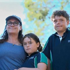 Der 13 Jahre alte Austin (rechts im Foto) schwamm rund vier Stunden, um seine Familie zu retten. Foto: ABC/Australian Broadcasti