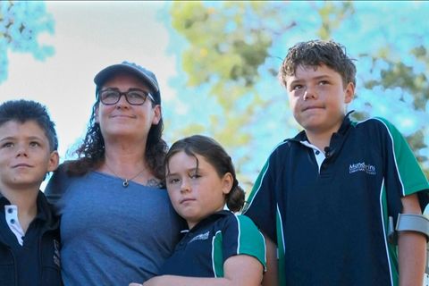 Der 13 Jahre alte Austin (rechts im Foto) schwamm rund vier Stunden, um seine Familie zu retten. Foto: ABC/Australian Broadcasti