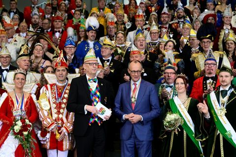 Kanzler Merz mit Karnevalisten