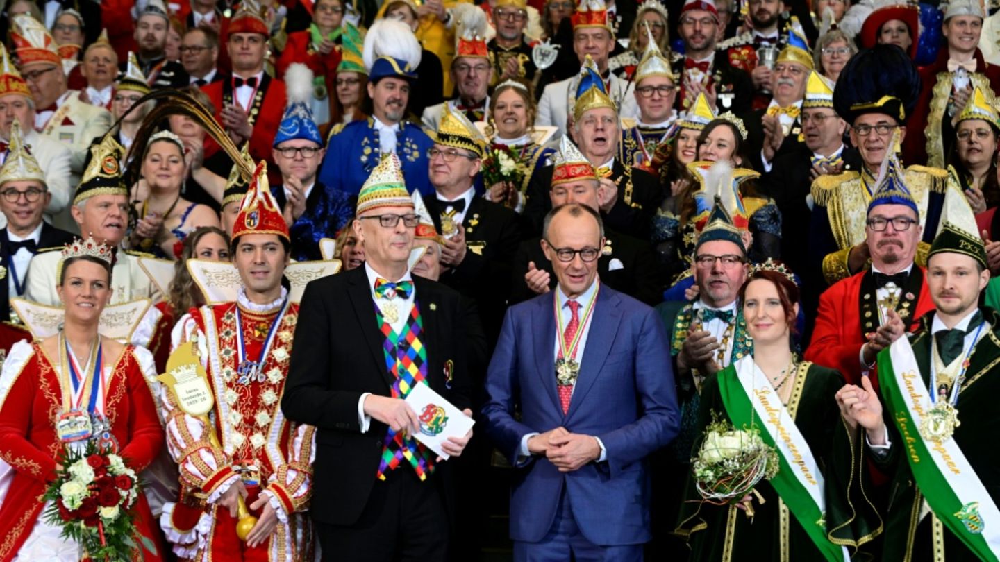 Kanzler Merz mit Karnevalisten