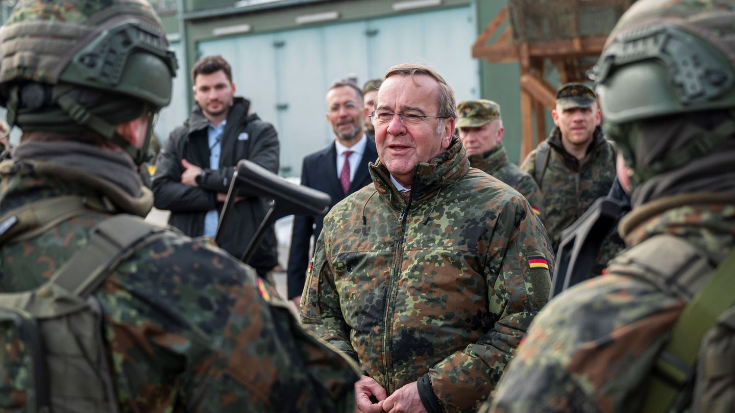 Bereits 40.000 Fragebögen hat die Bundeswehr laut Pistorius schon an potenzielle neue Soldatinnen und Soldaten versendet. Foto: