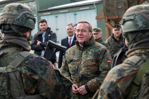 Bereits 40.000 Fragebögen hat die Bundeswehr laut Pistorius schon an potenzielle neue Soldatinnen und Soldaten versendet. Foto: