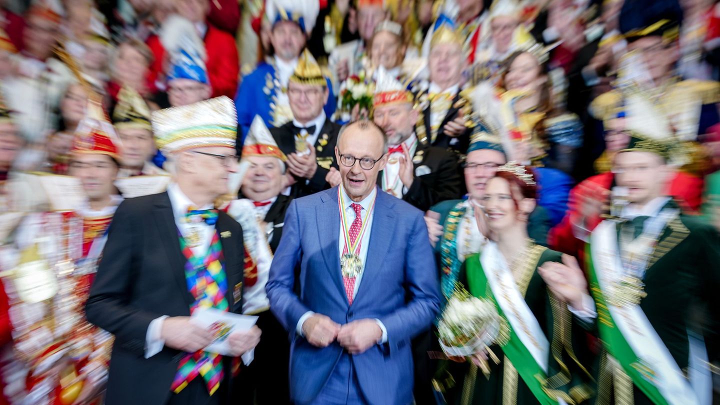 Bundeskanzler Friedrich Merz (M, CDU) begrüßt im Kanzleramt rund 140 Karnevalisten aus dem Land zum jährlichen Karnevalsempfang.