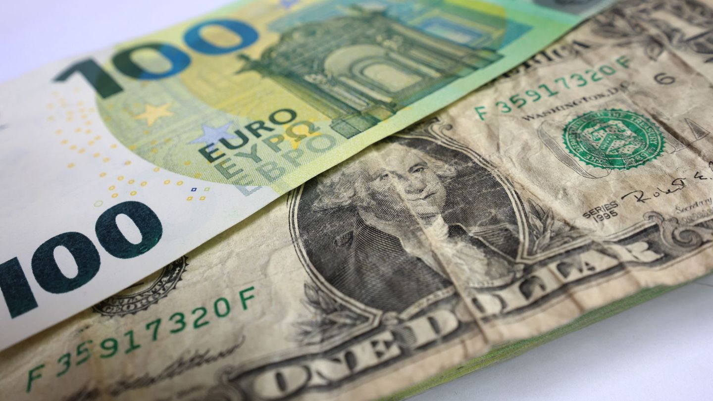 Der Euro - im Vergleich zum US-Dollar derzeit die härtere Währung. (Symbolbild) Foto: Karl-Josef Hildenbrand/dpa