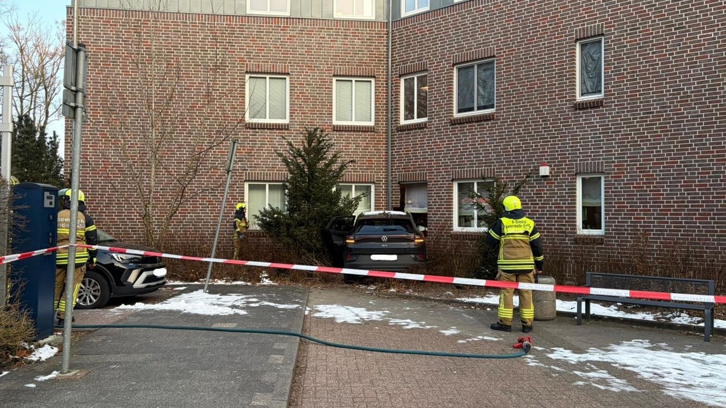 Nachdem ein Mann mit seinem Auto gegen die Hauswand eines Ärztehauses gekracht ist, sichert das Technische Hilfswerk (THW) das G