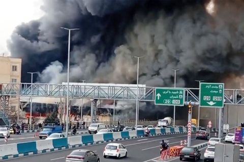 Massive Flammen hüllen Irans Hauptstadt in Rauch
