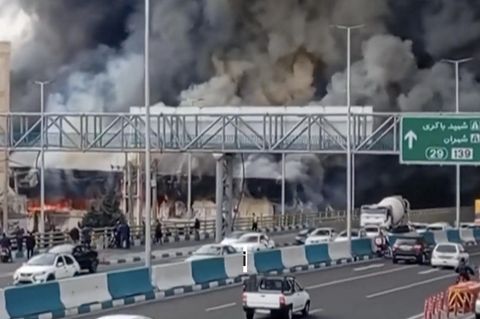 Massive Flammen hüllen Irans Hauptstadt in Rauch
