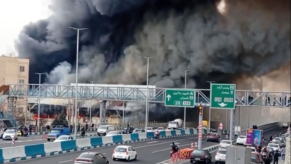 Massive Flammen hüllen Irans Hauptstadt in Rauch