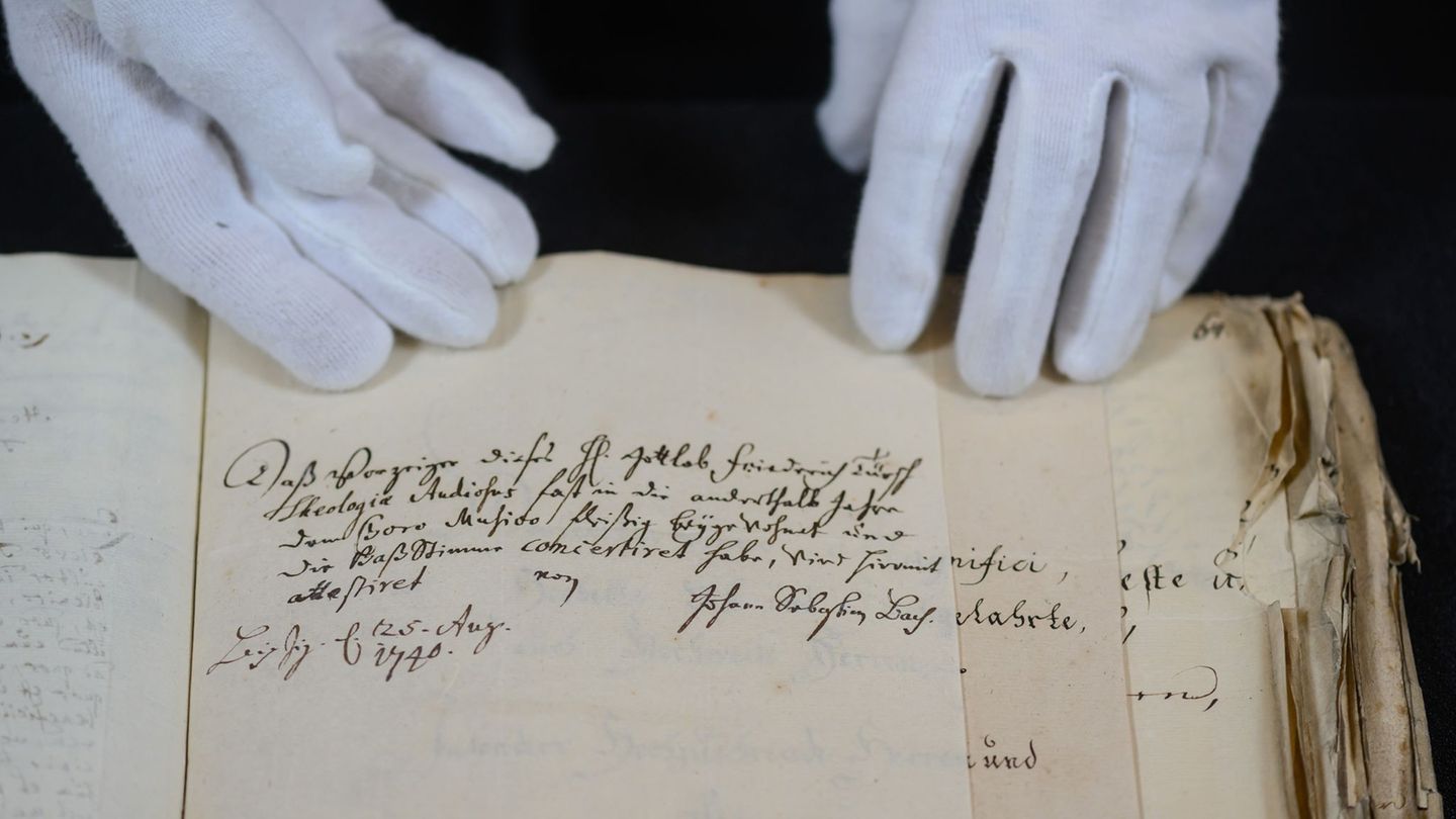 Blick in neu entdeckten Akten zur Leipziger Kirchenmusik aus dem 18. Jahrhundert im Stadtarchiv Leipzig. Foto: Hendrik Schmidt/d