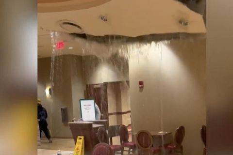 Oklahoma: Wassermassen reißen Lobbydecke in Hilton-Hotel ein