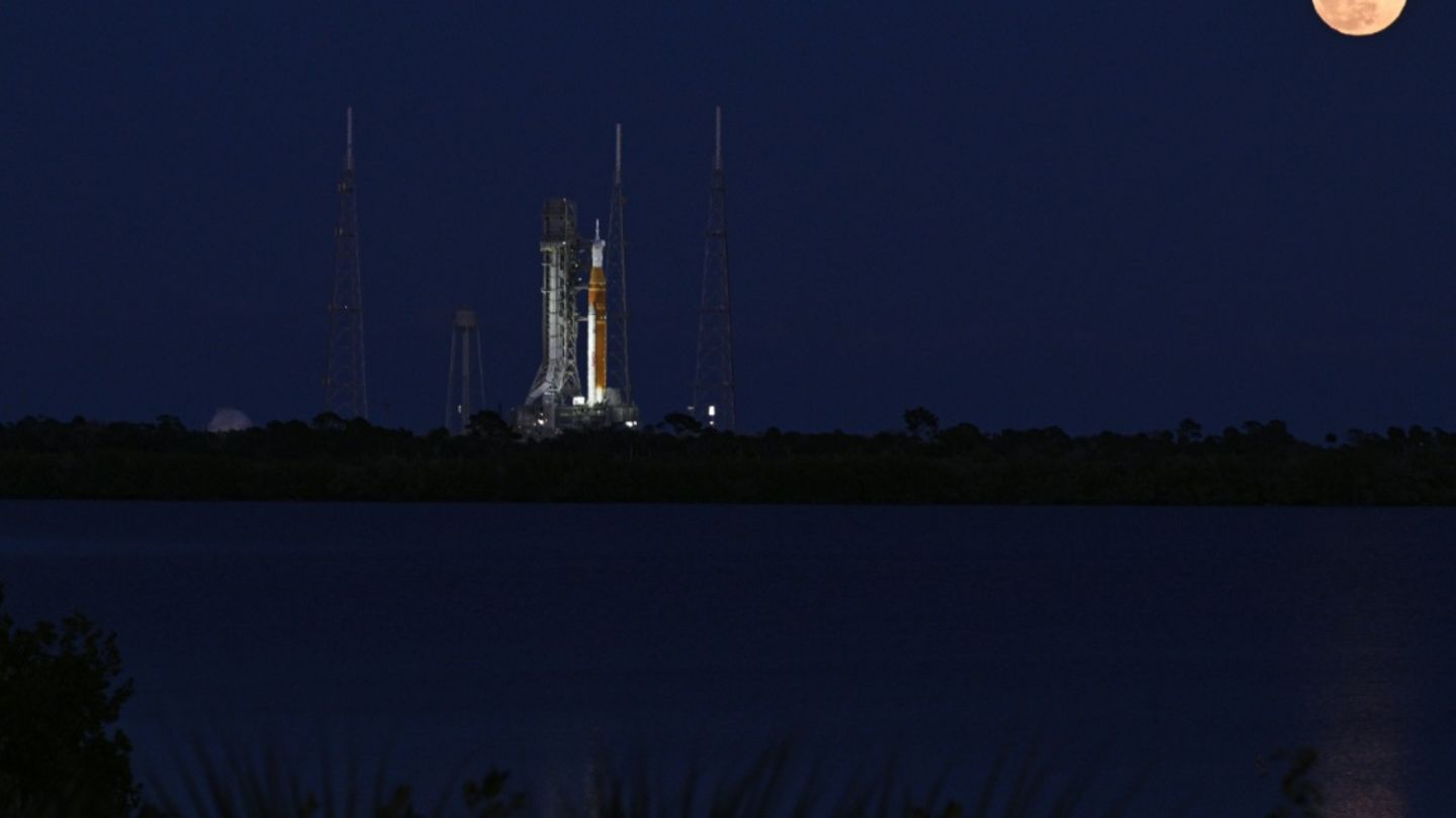 Die SLS-Rakete auf der Startrampe in Florida