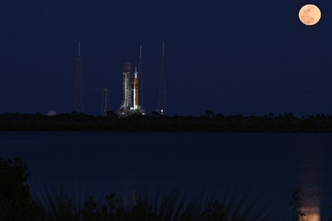 Die SLS-Rakete auf der Startrampe in Florida