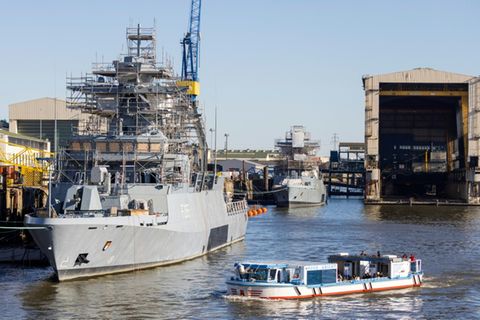 Korvette im Hamburger Hafen