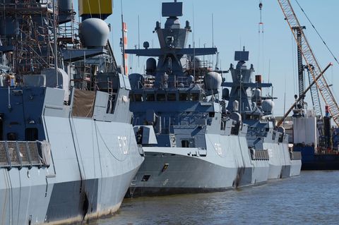 Korvetten der Deutschen Marine in Hamburger Hafen