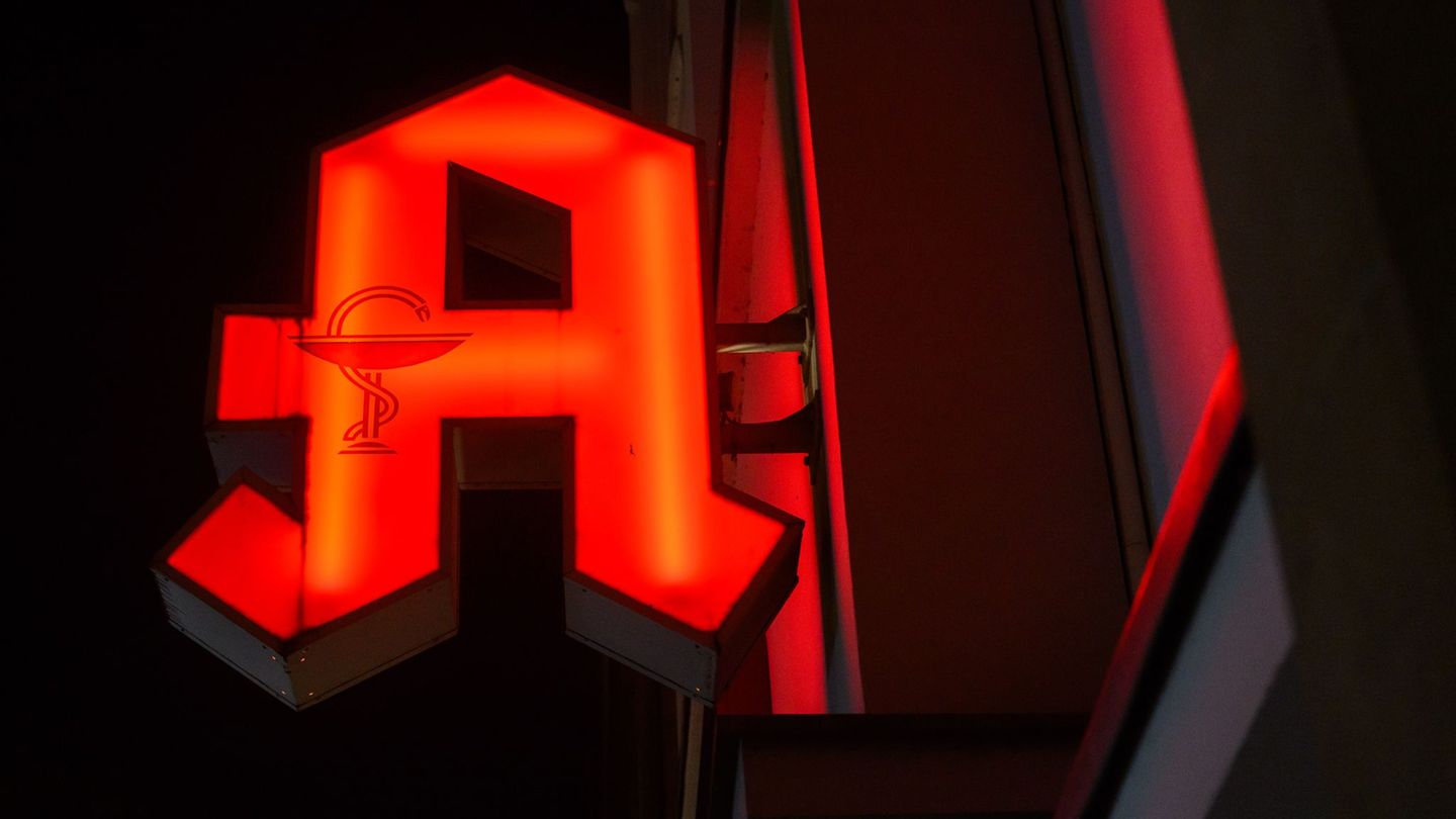 In Brandenburg sollen die Apotheken künftig weniger Notdienste anbieten. (Symbolbild) Foto: Julian Stratenschulte/dpa