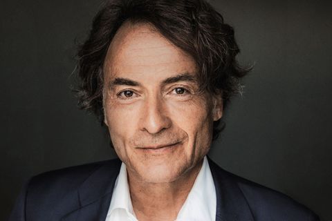 Debüt als Olympia-Reporter: Der Italienkenner und "passive Sportfan" Giovanni du Lorenzo kommentiert die Eröffnungsfeier der Olympischen Winterspiele Mailand Cortina 2026 an der Seit von ARD-Stimme Tom Bartels.