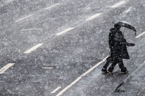 Auch in Frankfurt schneit es kräftig. Foto: Boris Roessler/dpa