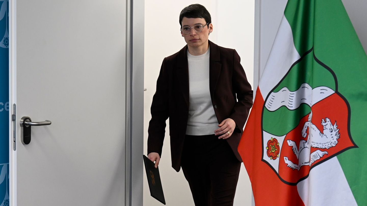 Die frühere NRW-Fluchtministerin Josefine Paul stand seit Monaten wegen ihrer schleppenden Kommunikation nach dem Solinger Ansch