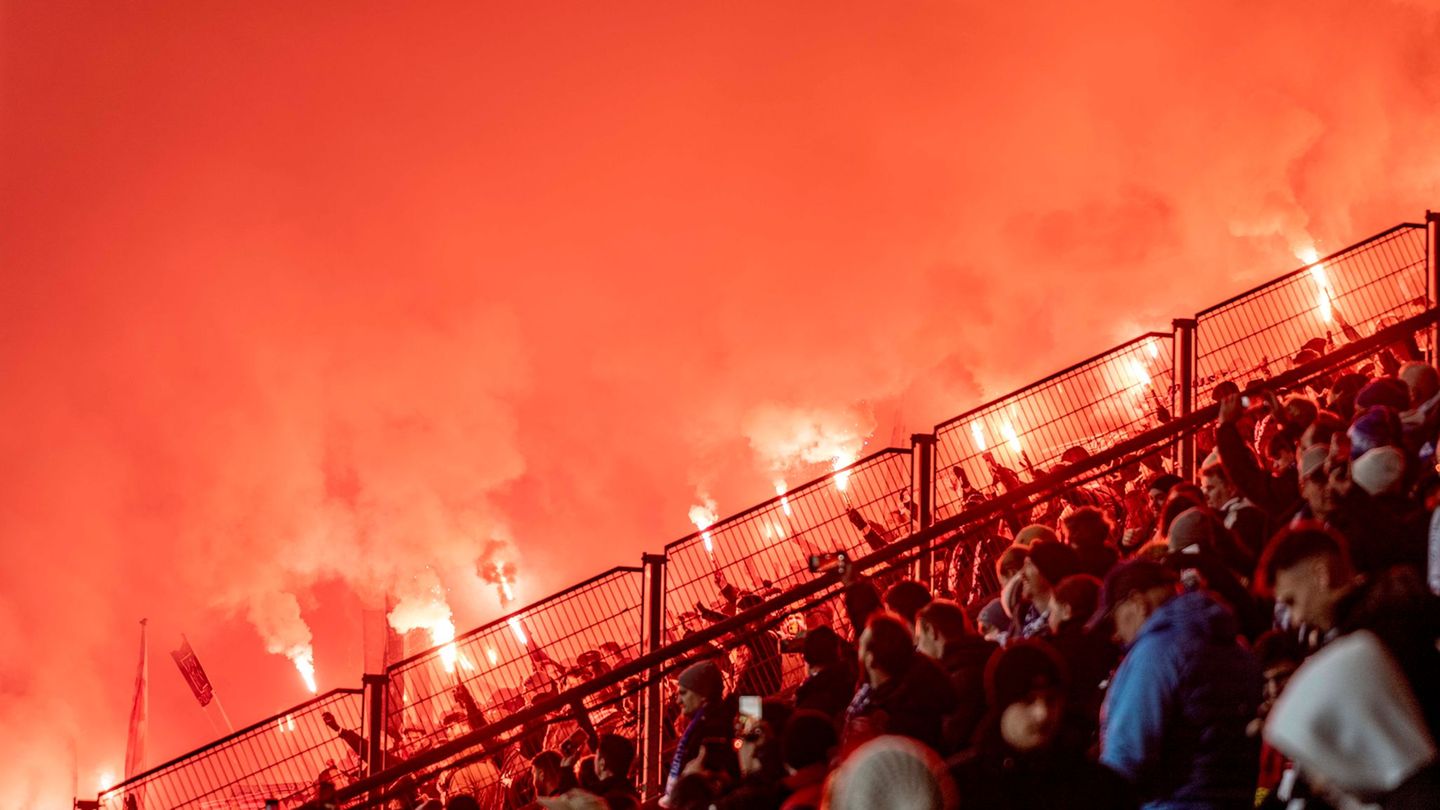 Der Einsatz von Pyrotechnik im DFB-Pokal durch die eigenen Fans kostet den VfB Stuttgart mehr als 90.000 Euro. (Archivbild) Foto