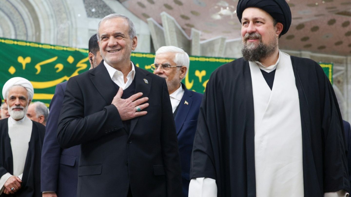 Der iranische Präsident Peseschkian (links)