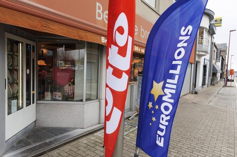 Eine Bäckerei in Zingem, Belgien. Davor sind Banner für Lotto und Euromillions zu sehen