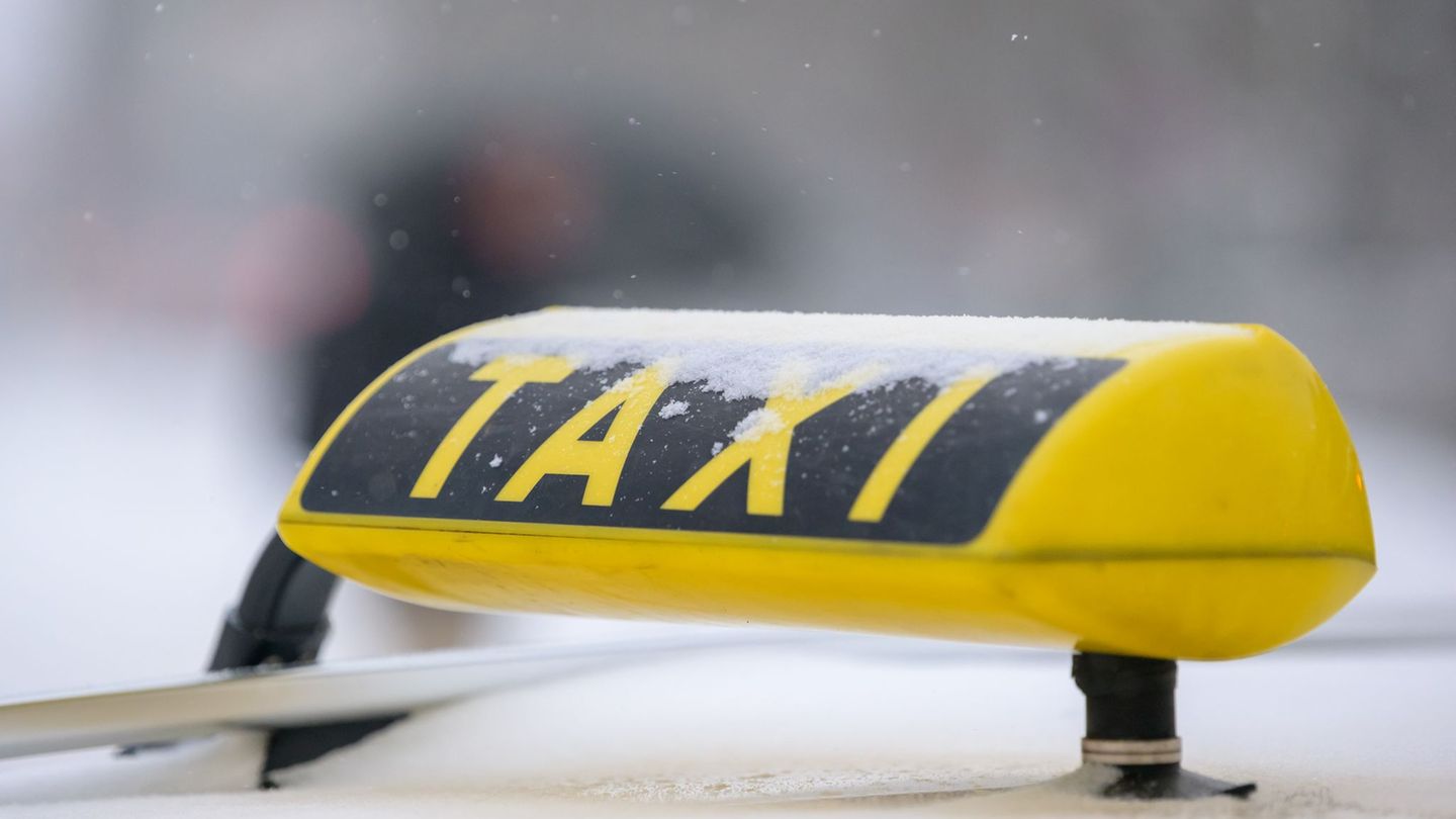 Die Betrüger buchten für ihre Beute eine Kurierfahrt nach Baden-Württemberg. (Symbolbild) Foto: Jonas Walzberg/dpa
