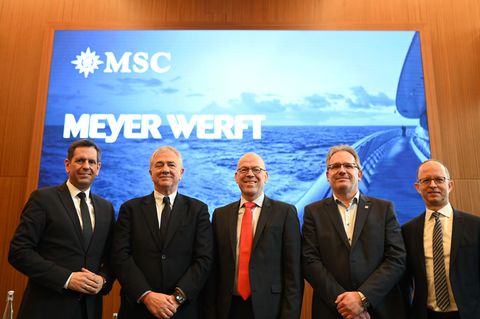 Niedersachens Ministerpräsident Olaf Lies (links) mit Beteiligten des geplanten Milliardengeschäfts. Foto: Lars Penning/dpa