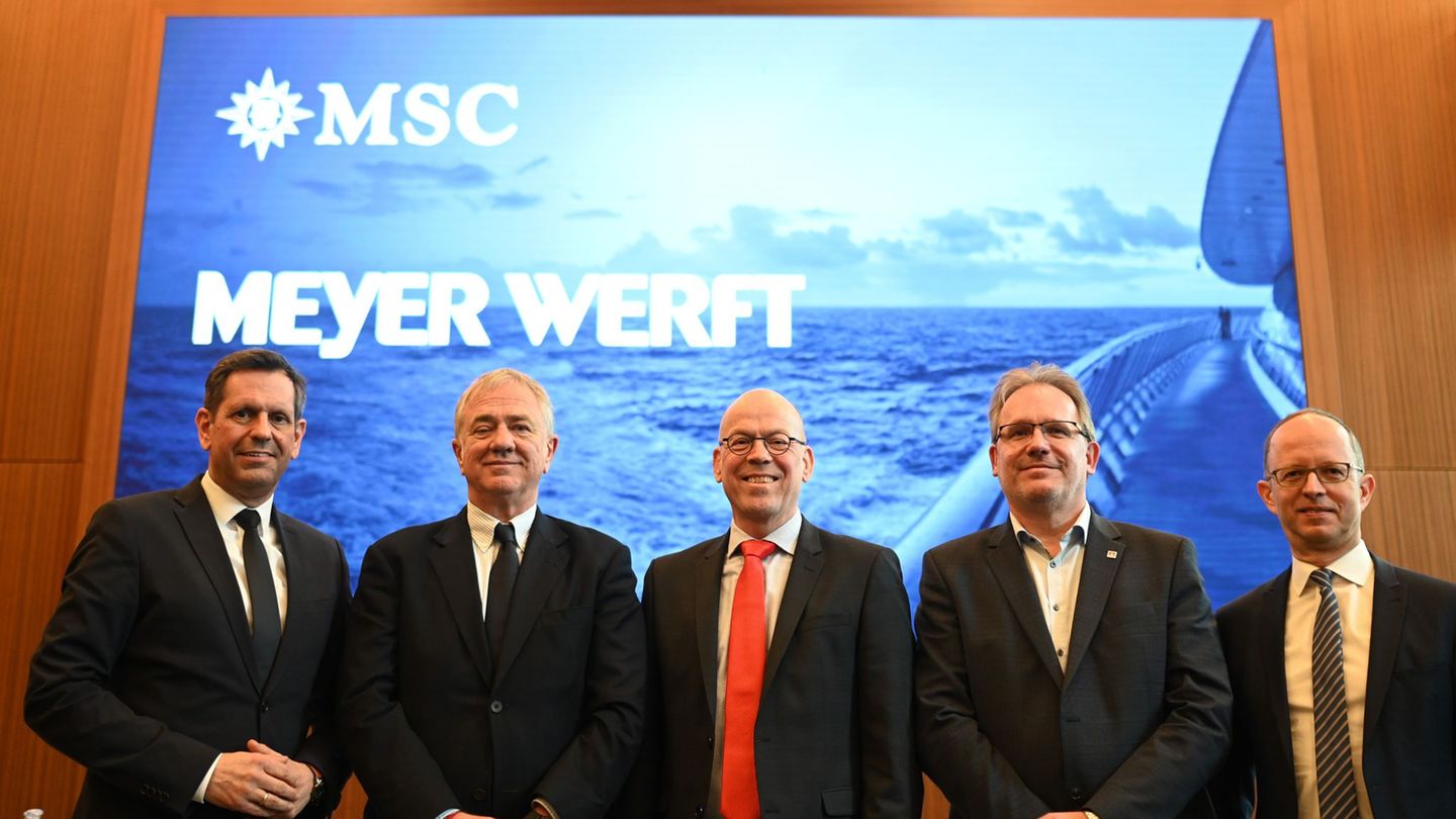 Niedersachens Ministerpräsident Olaf Lies (links) mit Beteiligten des geplanten Milliardengeschäfts. Foto: Lars Penning/dpa