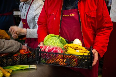 Die Tafeln in Deutschland versorgen Hunderttausende mit sehr wenig Geld. (Symbolbild) Foto: Sina Schuldt/dpa