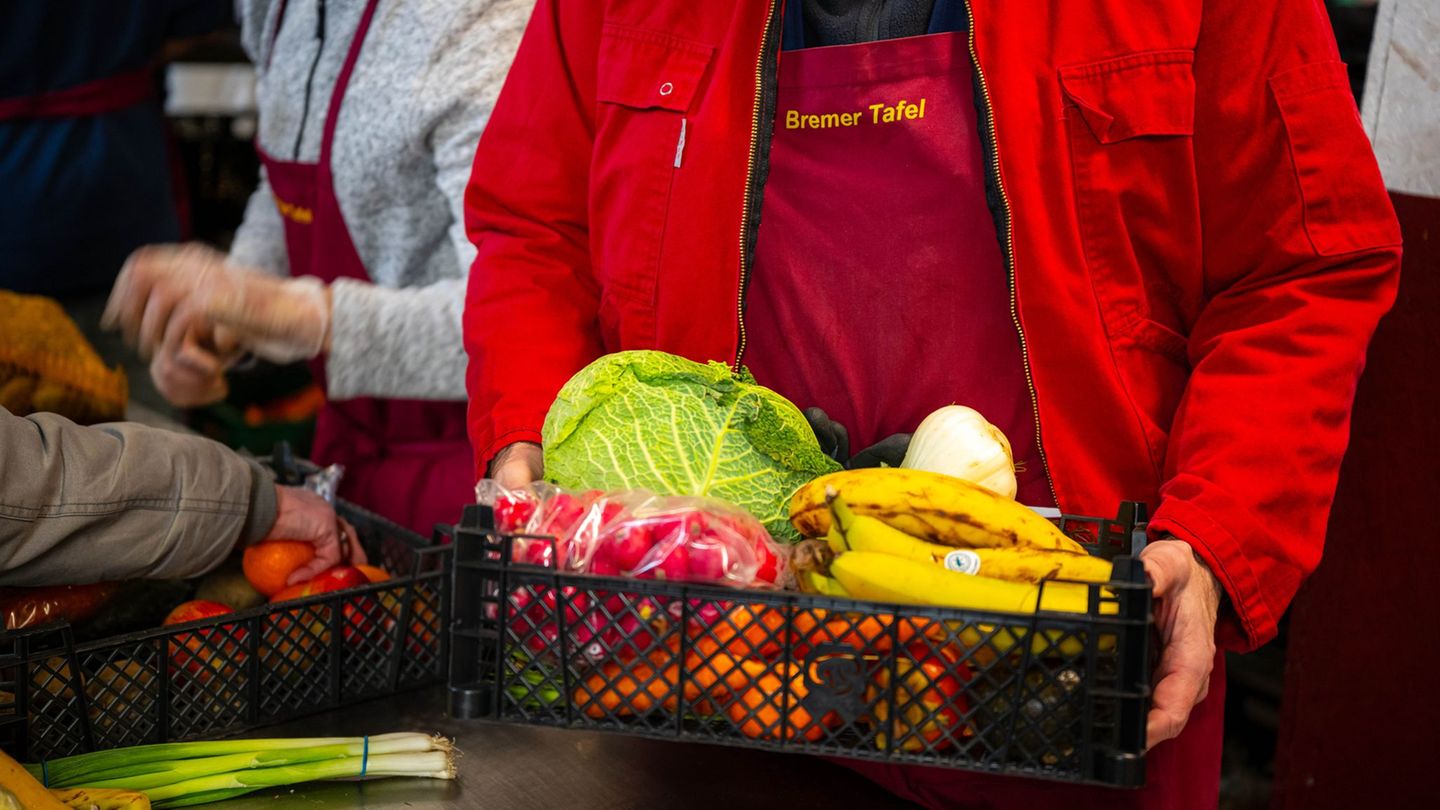 Die Tafeln in Deutschland versorgen Hunderttausende mit sehr wenig Geld. (Symbolbild) Foto: Sina Schuldt/dpa