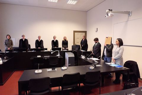 Trotz eines Annäherungsverbotes soll der Angeklagte sein Opfer angegriffen und mit elf Messerstichen getötet haben. (Archivbild)