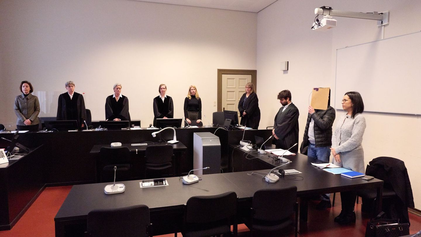 Trotz eines Annäherungsverbotes soll der Angeklagte sein Opfer angegriffen und mit elf Messerstichen getötet haben. (Archivbild)