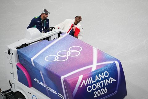 Snoop Dogg (r) ist für den US-Sender NBC bei den Winterspielen. Foto: Christophe Ena/AP/dpa