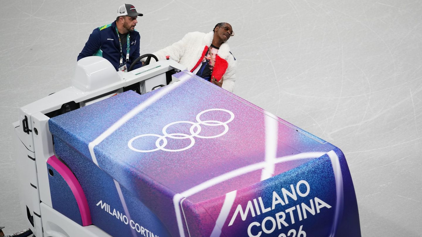 Snoop Dogg (r) ist für den US-Sender NBC bei den Winterspielen. Foto: Christophe Ena/AP/dpa