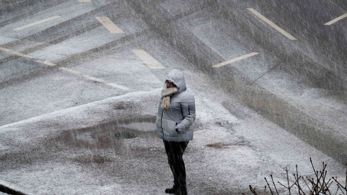 In Hessen schneite es am Dienstag kräftig Foto: Boris Roessler/dpa