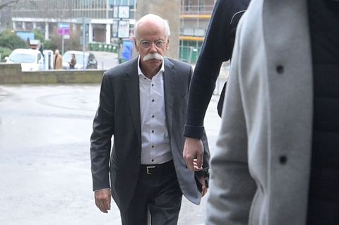 Ex-Daimler-Chef Dieter Zetsche kommt am Gerichtsgebäude in Stuttgart an. Foto: Marijan Murat/dpa