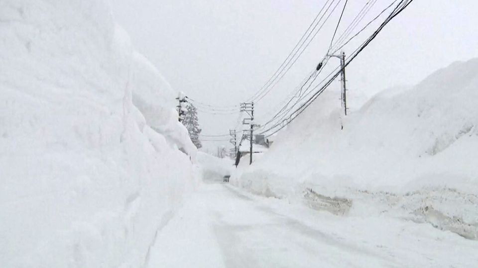 Japan versinkt unter heftigen Schneemassen