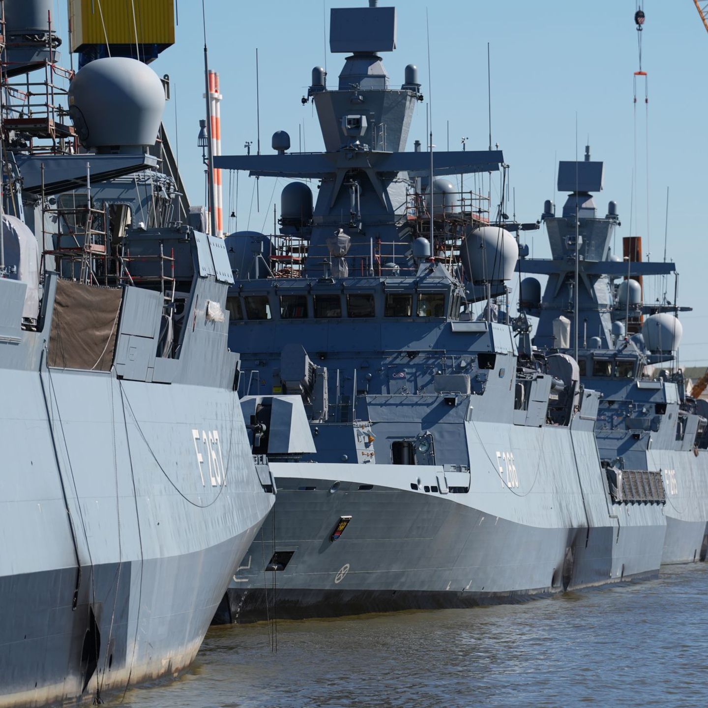 Ausschlaggebend für die vollstreckten Haftbefehle sei eine versuchte Sabotagehandlung an der Korvette "Köln" gewesen, heißt es.