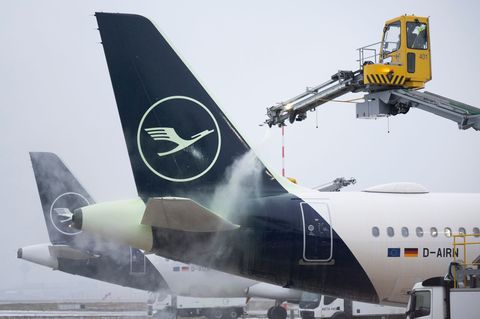 Das Winterwetter hat den Betrieb am Flughafen lahmgelegt. (Symbolbild) Foto: Boris Roessler/dpa