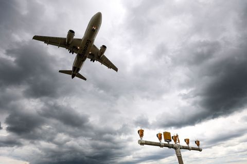 Flugzeuge werden nach Stuttgart umgeleitet. (Archivbild) Foto: Christoph Schmidt/dpa